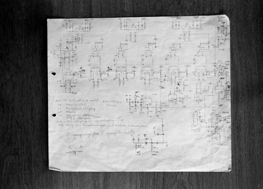 Vanha piirros tietokonekytkennöistä.