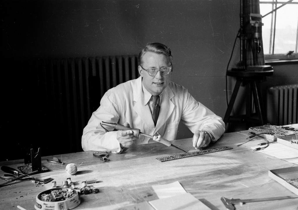 Kuvassa teknikko työskentelee juotoskolvin kanssa.