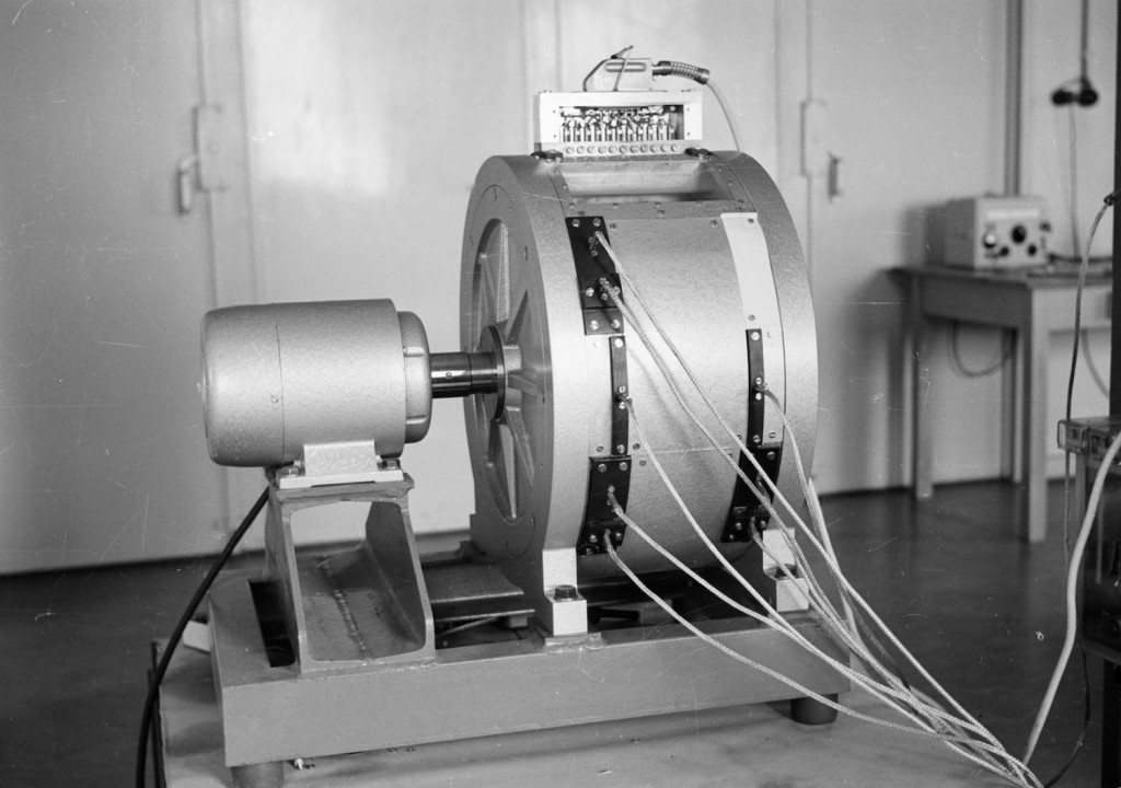 Rummun mallinen esine, josta lähtee johtoja.