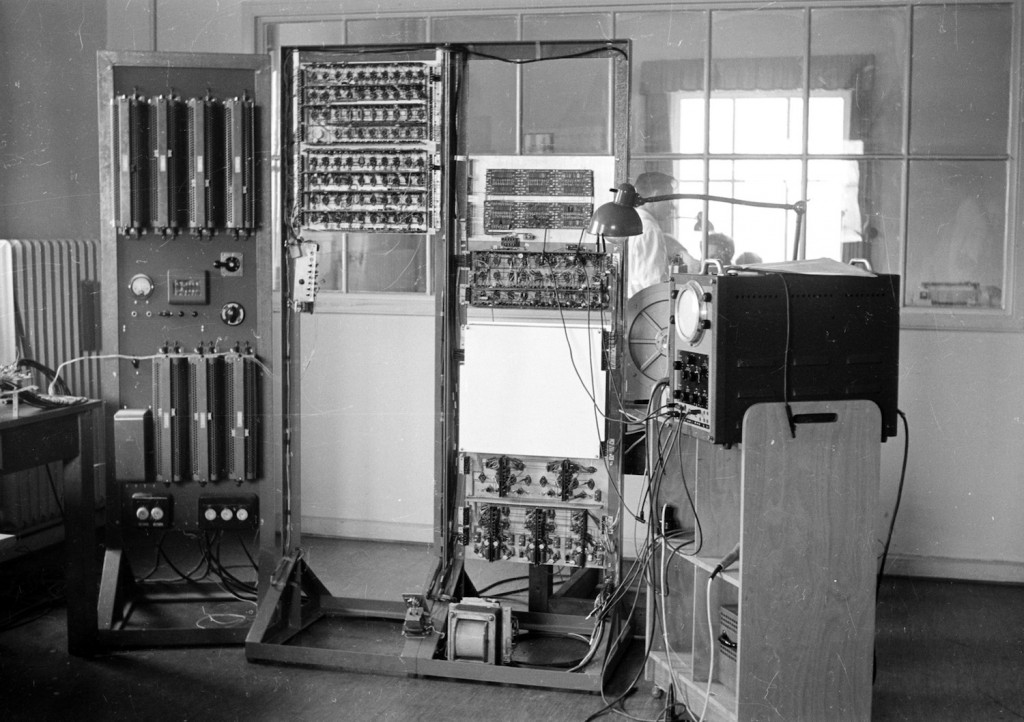 Kuva vanhasta tietokeensta.