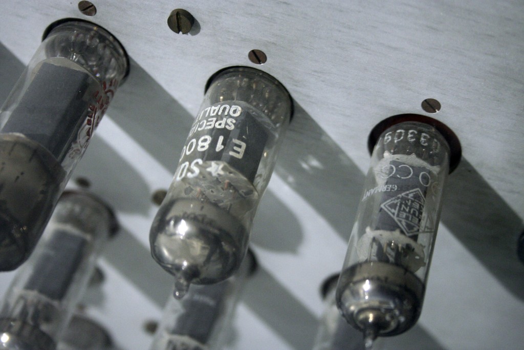 Lasisia putkia kiinni koneen rungossa.