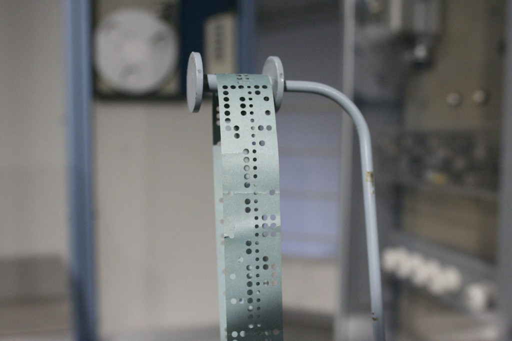 Kapea nauha, jossa reikiä.