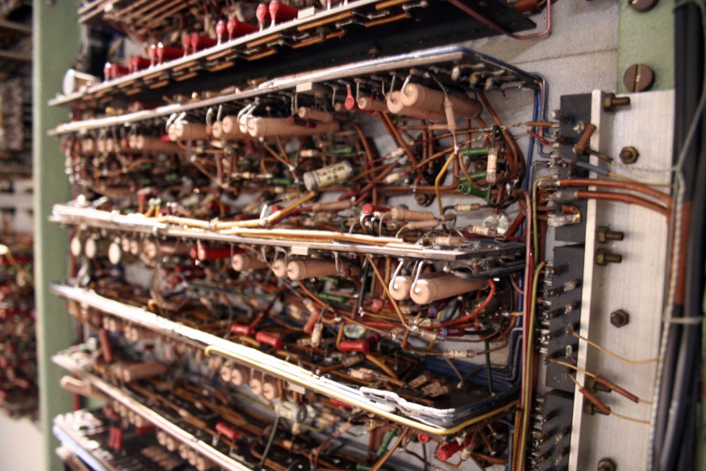 Paljon johtoja sikinsokin.