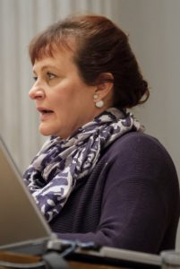 Nainen puhumassa.