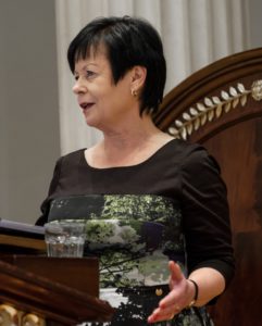 Nainen puhumassa.